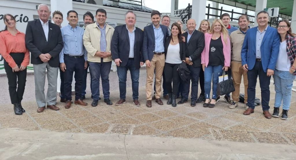 EN ARRUFÓ EL GDOR. PULLARO JUNTO AL SENADOR MICHIG Y EL PTE. COMUNAL PIUMATTI INAUGURARON 13 VIVIENDAS