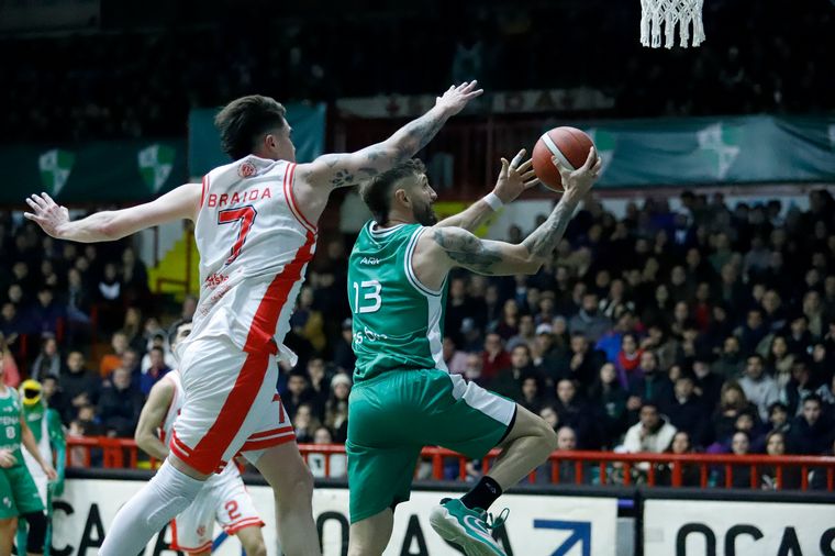 EN UN PARTIDO DRAMÁTICO, ATENAS CAYÓ ANTE SUARDI Y LA SERIE QUEDÓ EMPATADA