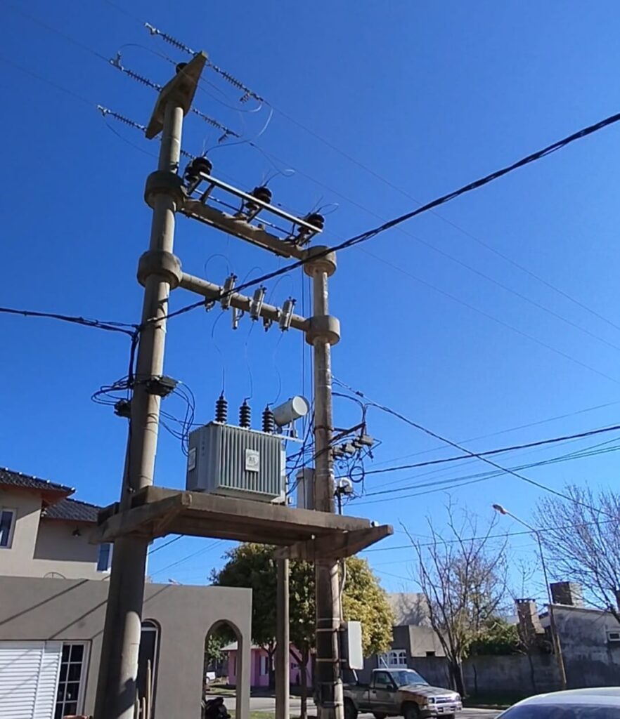 COMENZÓ LA COLOCACIÓN DE MÁS CABLES PREENSAMBLADOS EN LA CIUDAD