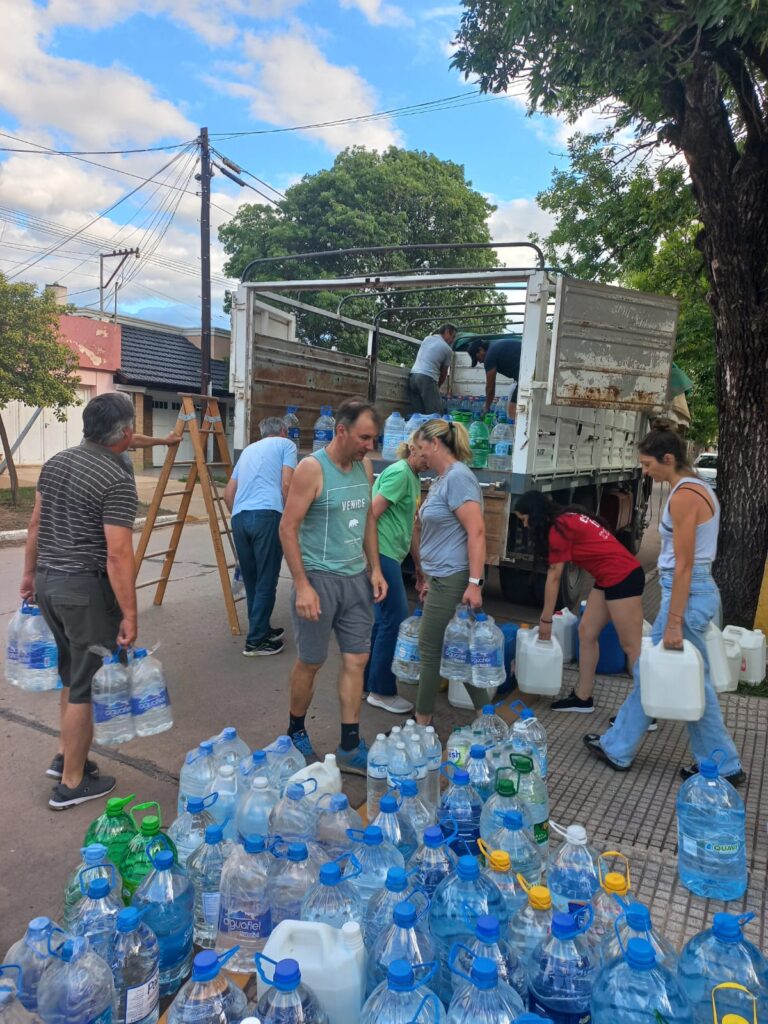 MANOS SOLIDARIAS RECAUDÓ MAS DE 2000 LITROS DE AGUA Y DE ALIMENTOS