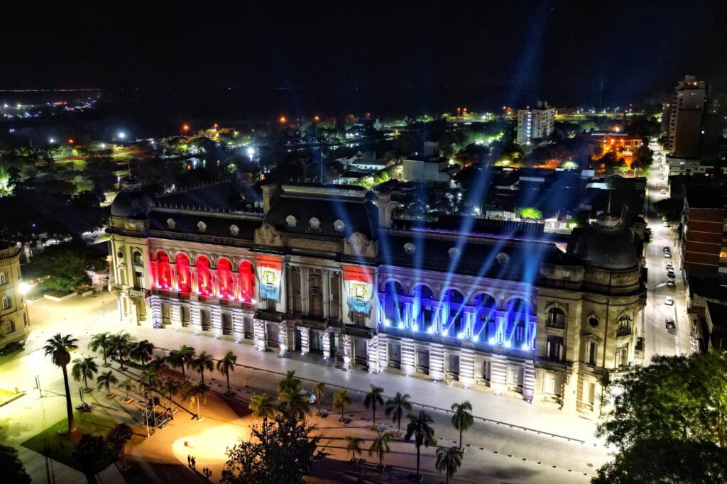 CON MAPPING, LUCES, ANTORCHAS Y MÚSICA, PROVINCIA CELEBRA AL BRIGADIER EN EL CIERRE DE LA SEMANA INVENCIBLE