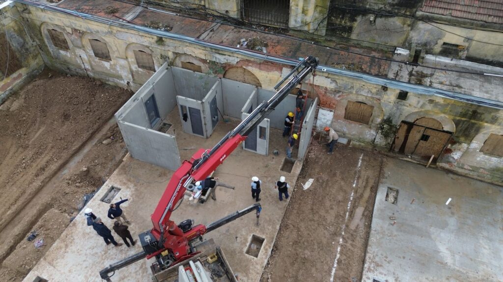 CÁRCEL DE CORONDA: PROVINCIA COMENZÓ A MONTAR LOS NUEVOS PABELLONES DE AISLAMIENTO