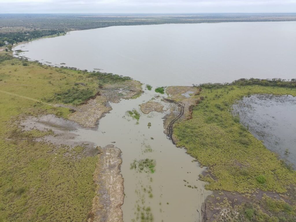 PARA REFORZAR LA SEGURIDAD HÍDRICA Y PROMOVER EL TURISMO, EL GOBIERNO PROVINCIAL AVANZA CON UNA OBRA CLAVE EN HUANQUEROS