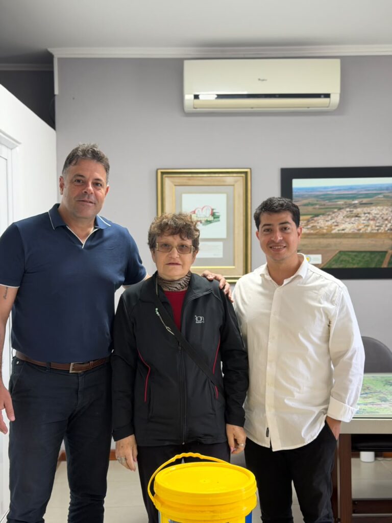 LA MUNICIPALIDAD DE SUARDI ENTREGÓ PINTURA PARA EL CENTRO DE JUBILADOS